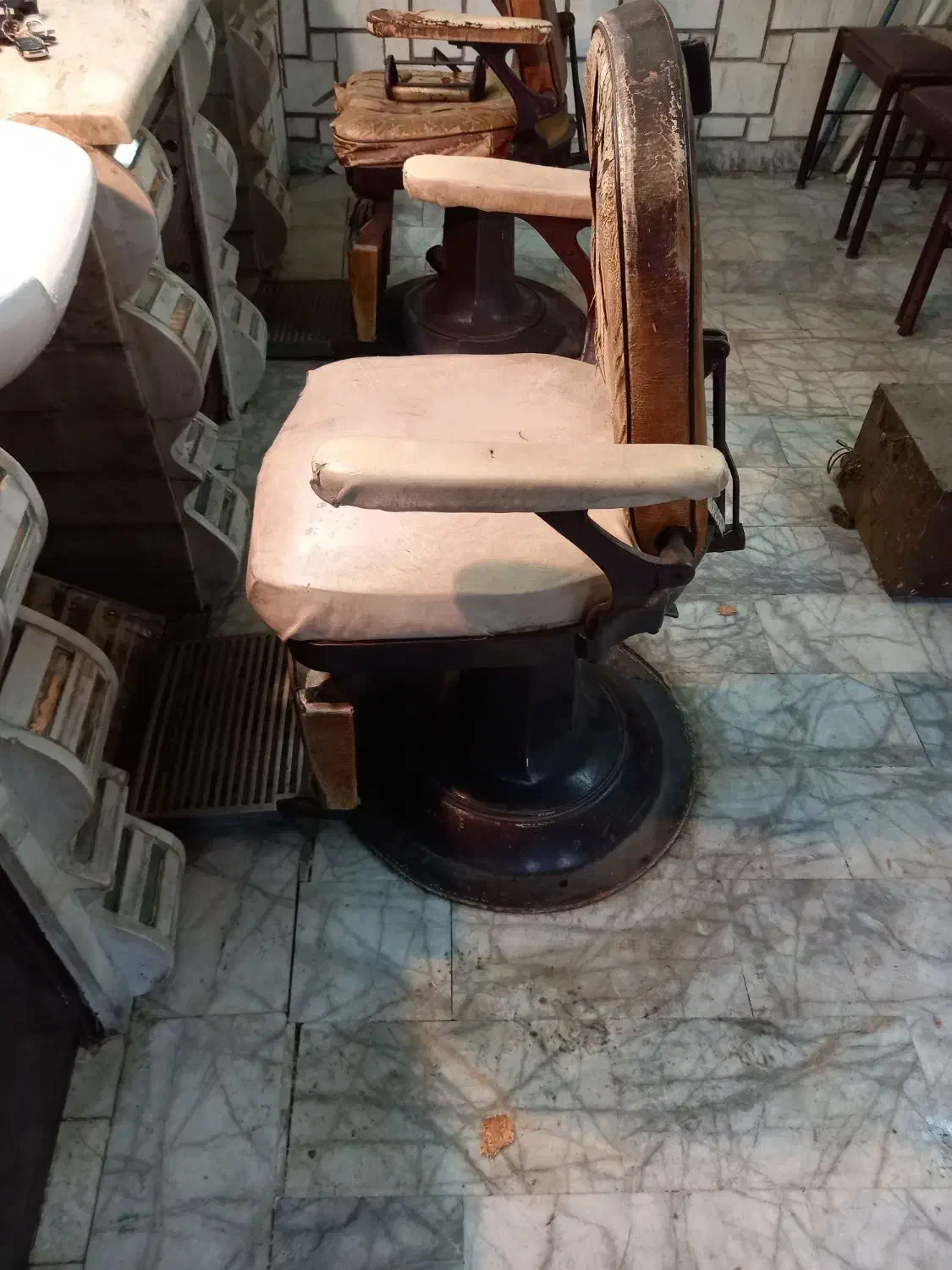 تعدادی صندلی آرایشگاه|آرایشگاه و سالنهای زیبایی|آستانه اشرفیه, |دیوار