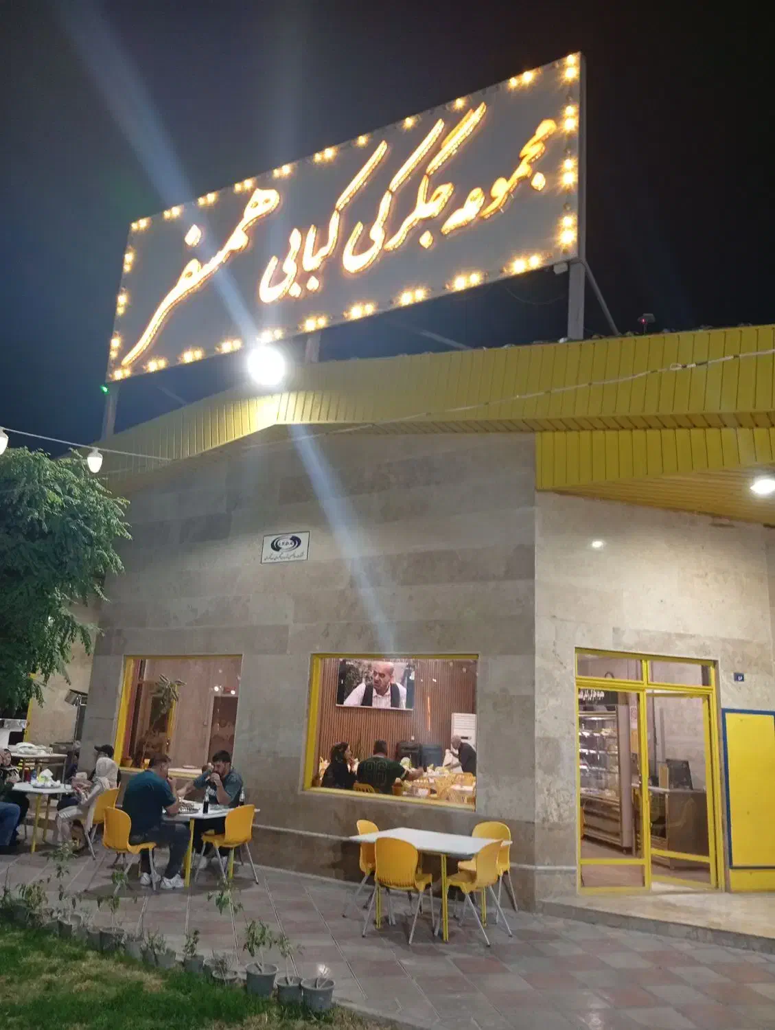 به تعدادی کارگر و تخته کار و منقل کار نیازمندیم|استخدام خدمات فروشگاه و رستوران|اسلامشهر, شهرک واوان|دیوار