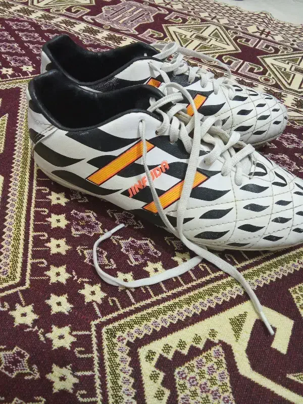 کفش میخی درحد نو خیلی استفاده نشده قیمت ۸۰۰|کیف، کفش، کمربند|ارد, |دیوار