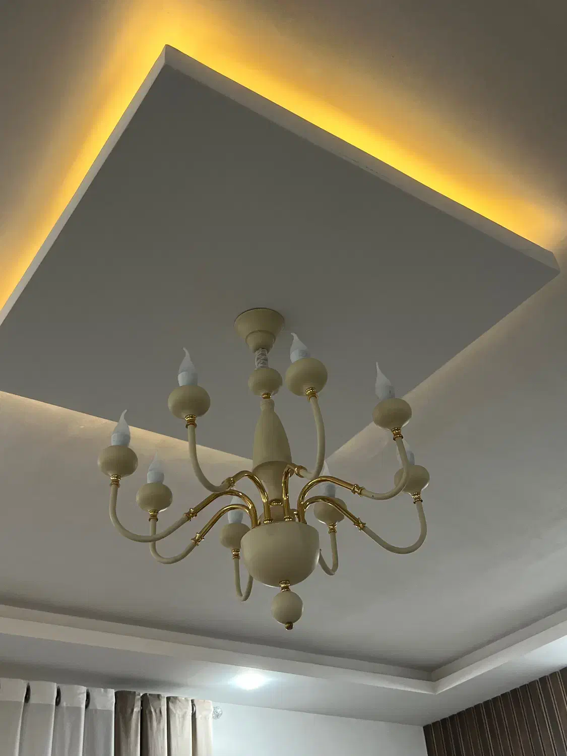 لوستر ۸شعله کاملا سالم|لوستر و چراغ آویز|رشت, سعدی (تختی)|دیوار