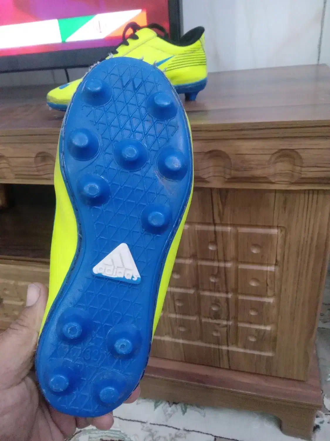 کفش ورزشی چمن|کیف، کفش، کمربند|نیشابور, فردوسی جنوبی|دیوار