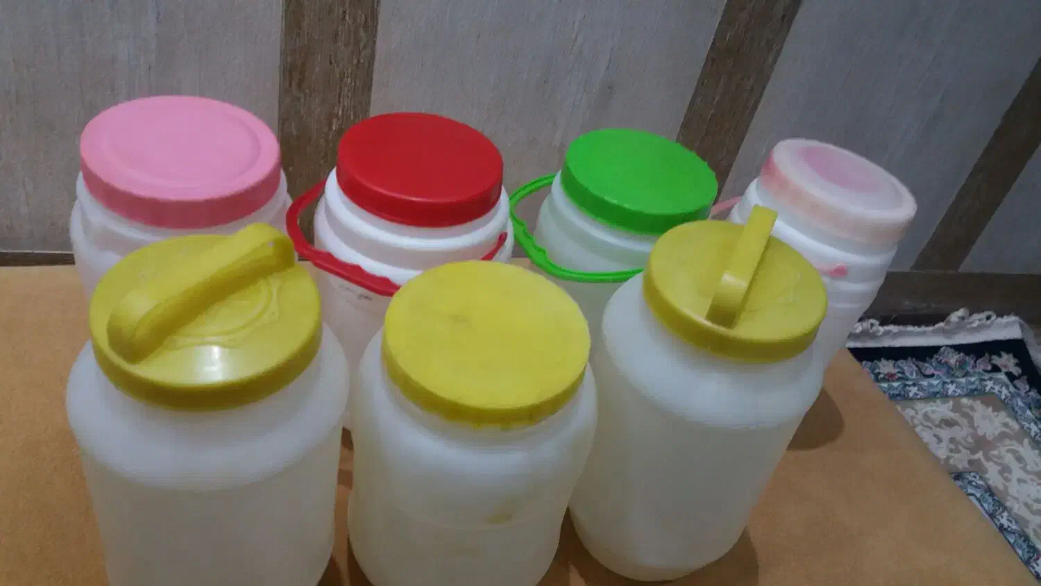 تعدادی بشکه جا ماستی|ظروف نگهدارنده، پلاستیکی، یک‌بارمصرف|شوشتر, |دیوار