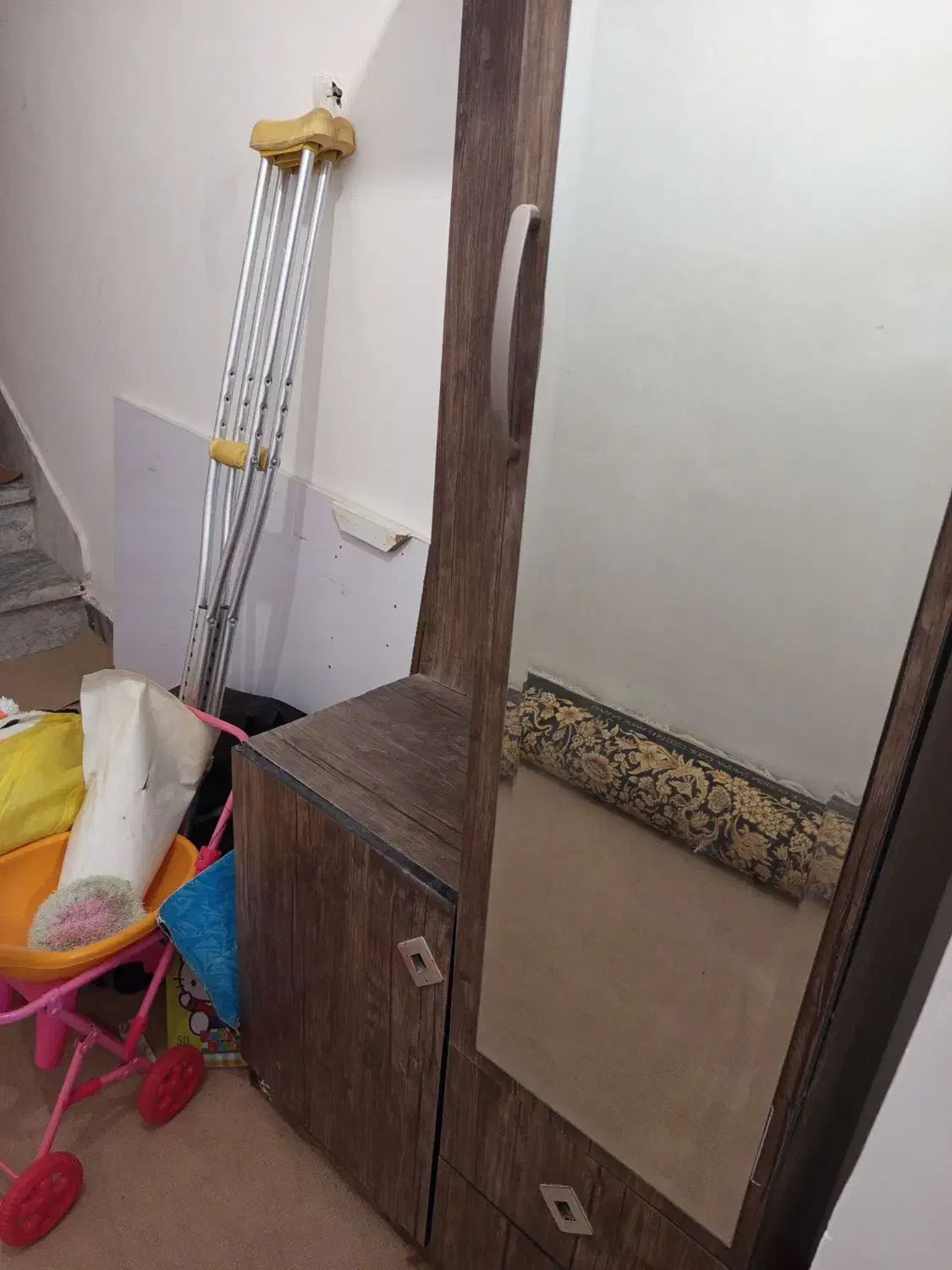 جا کفشی|جاکفشی، کمد، دراور|صحنه, |دیوار