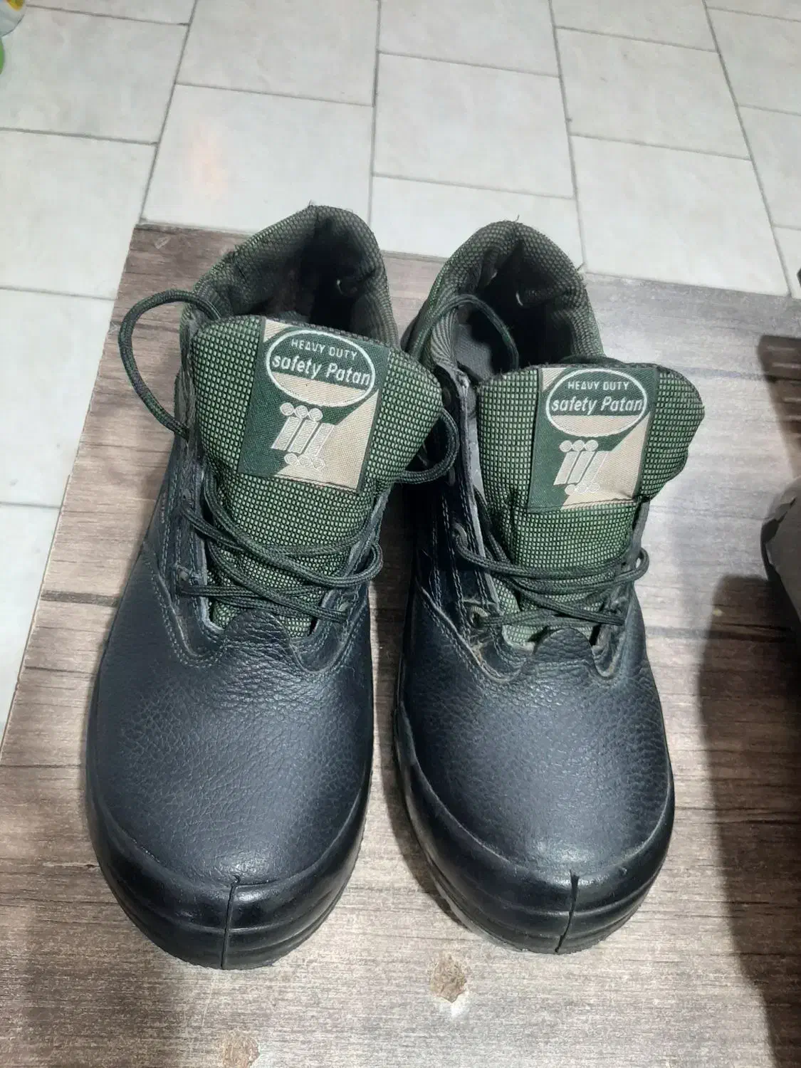 کفش کار ایمنی|کیف، کفش، کمربند|قدس, شهر‌قدس|دیوار