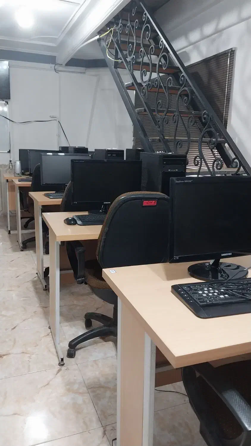 فضای کلاسی گلسار|اجارهٔ کوتاهمدت دفتر کار و فضای آموزشی|رشت, دیلمان|دیوار