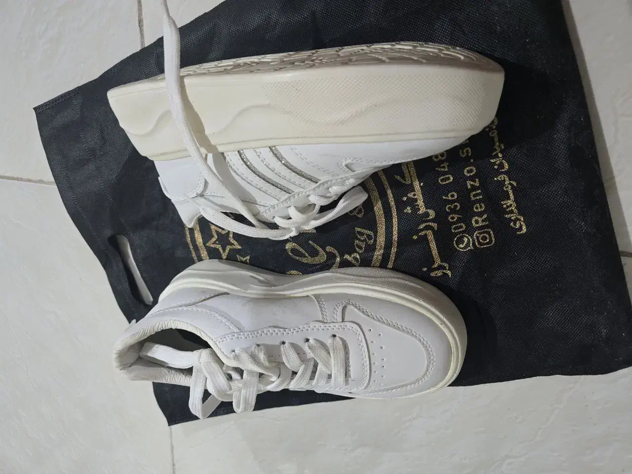 چند جفت کفش|کیف، کفش، کمربند|ایلام, |دیوار