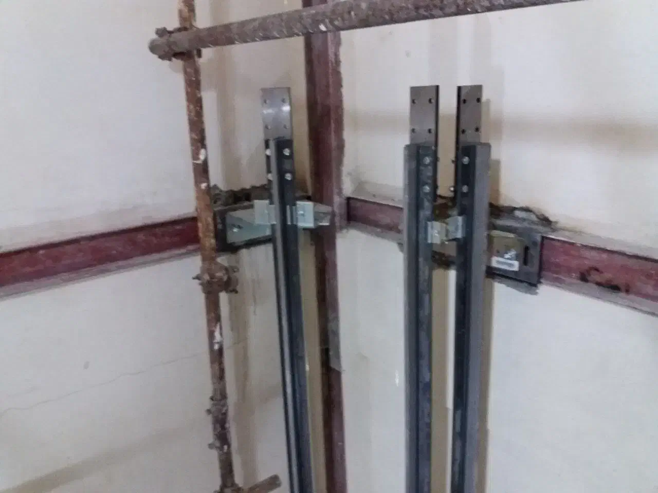 نصب اهنکشی و ریل درب|خدمات پیشه و مهارت|ری, علایین|دیوار