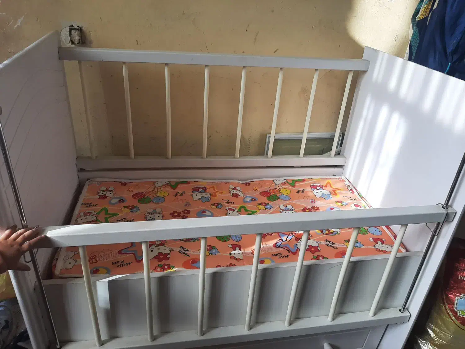 تخت گهواره ای|تخت و صندلی بچه|آبیک, |دیوار