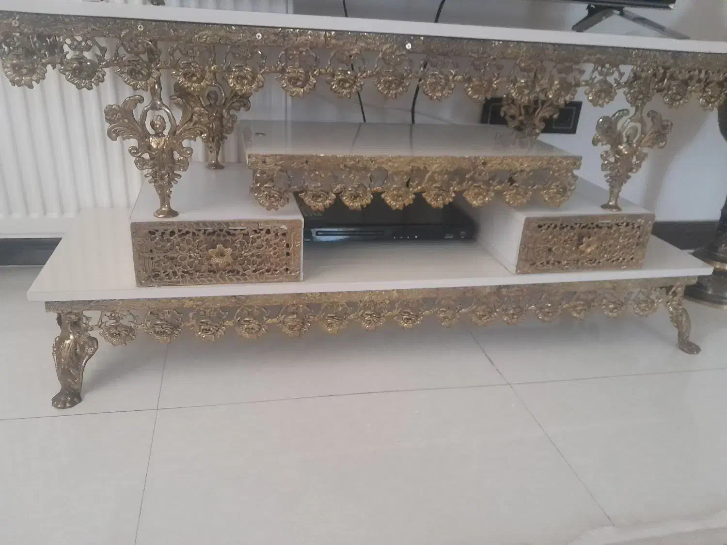 میز برنز کاملا سالم|میز تلویزیون|قرچک, شهرک طلائیه|دیوار