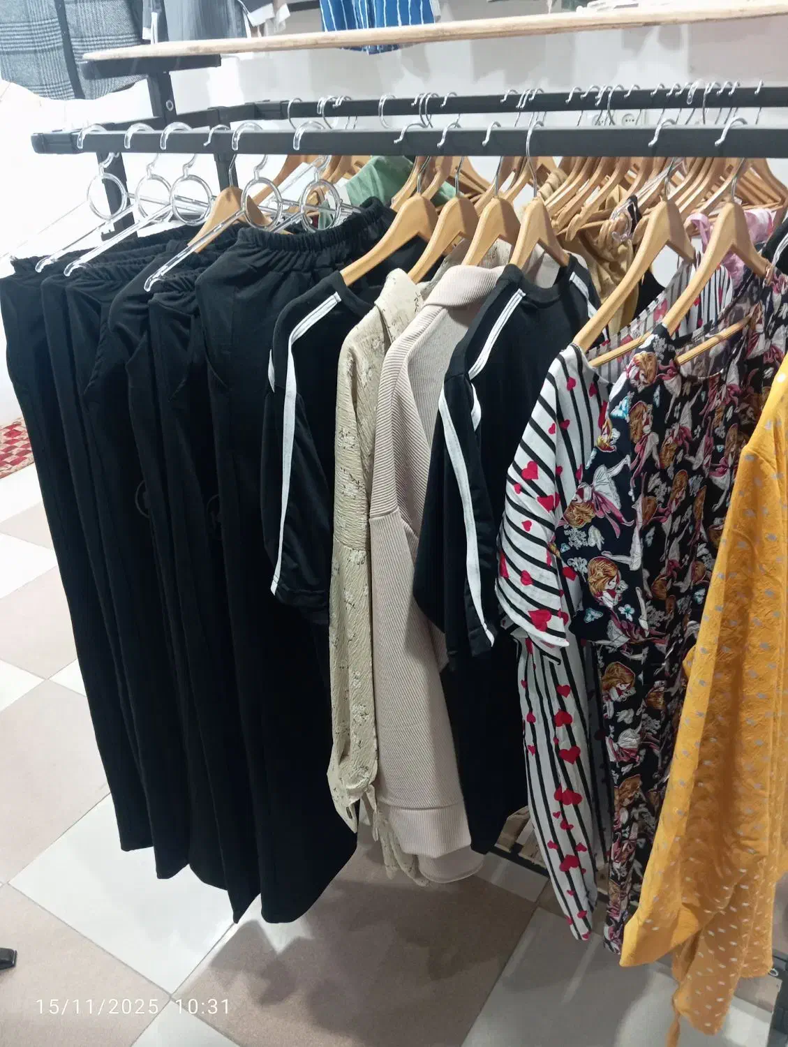 لباس زنانه|لباس|ازنا, |دیوار