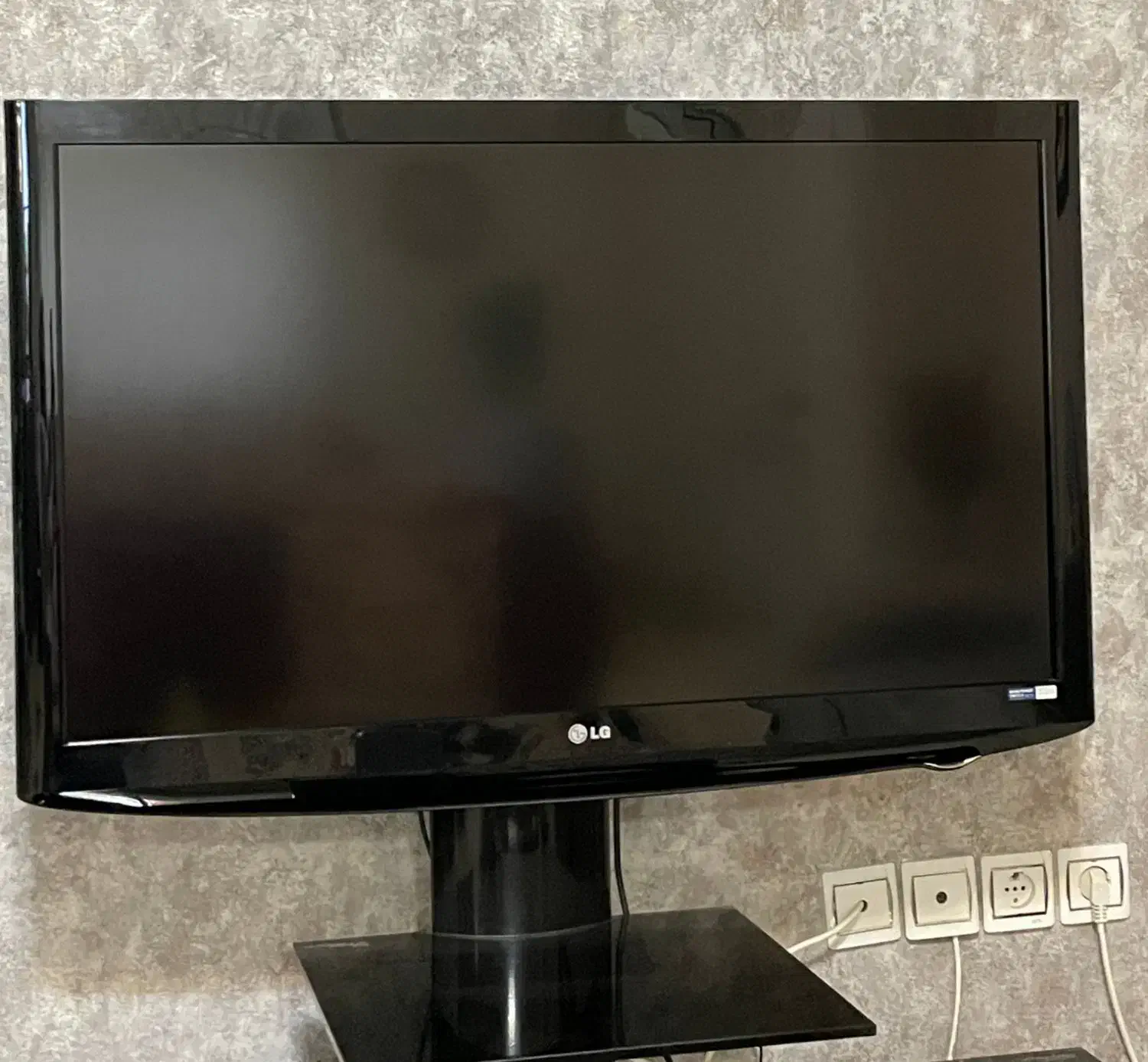 تلویزیون 42 اینچ LG همراه با میز کاملا سالم|تلویزیون و پروژکتور|رشت, معلم|دیوار