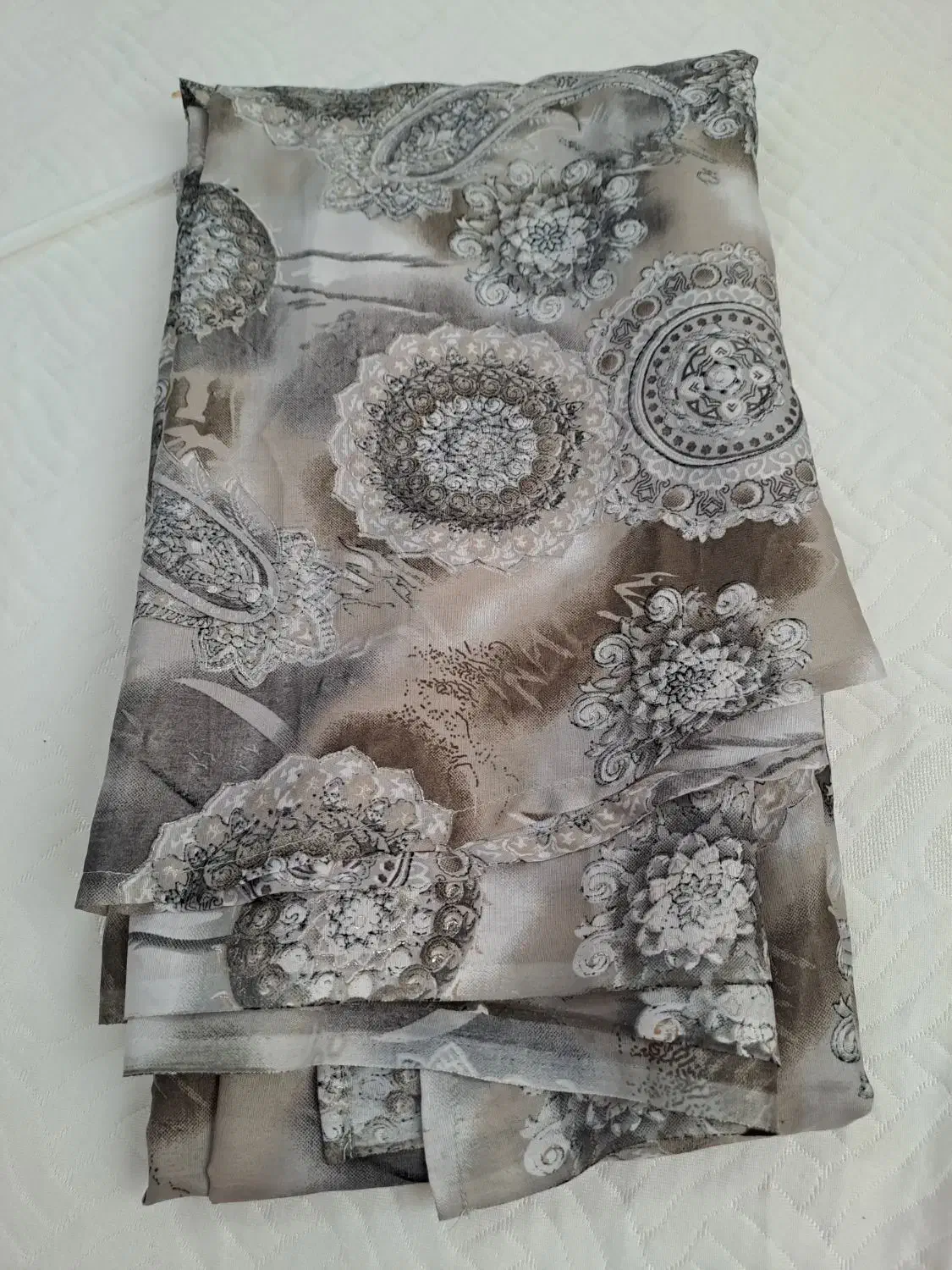 چادر رنگی|لباس|قم, شاه ابراهیم|دیوار