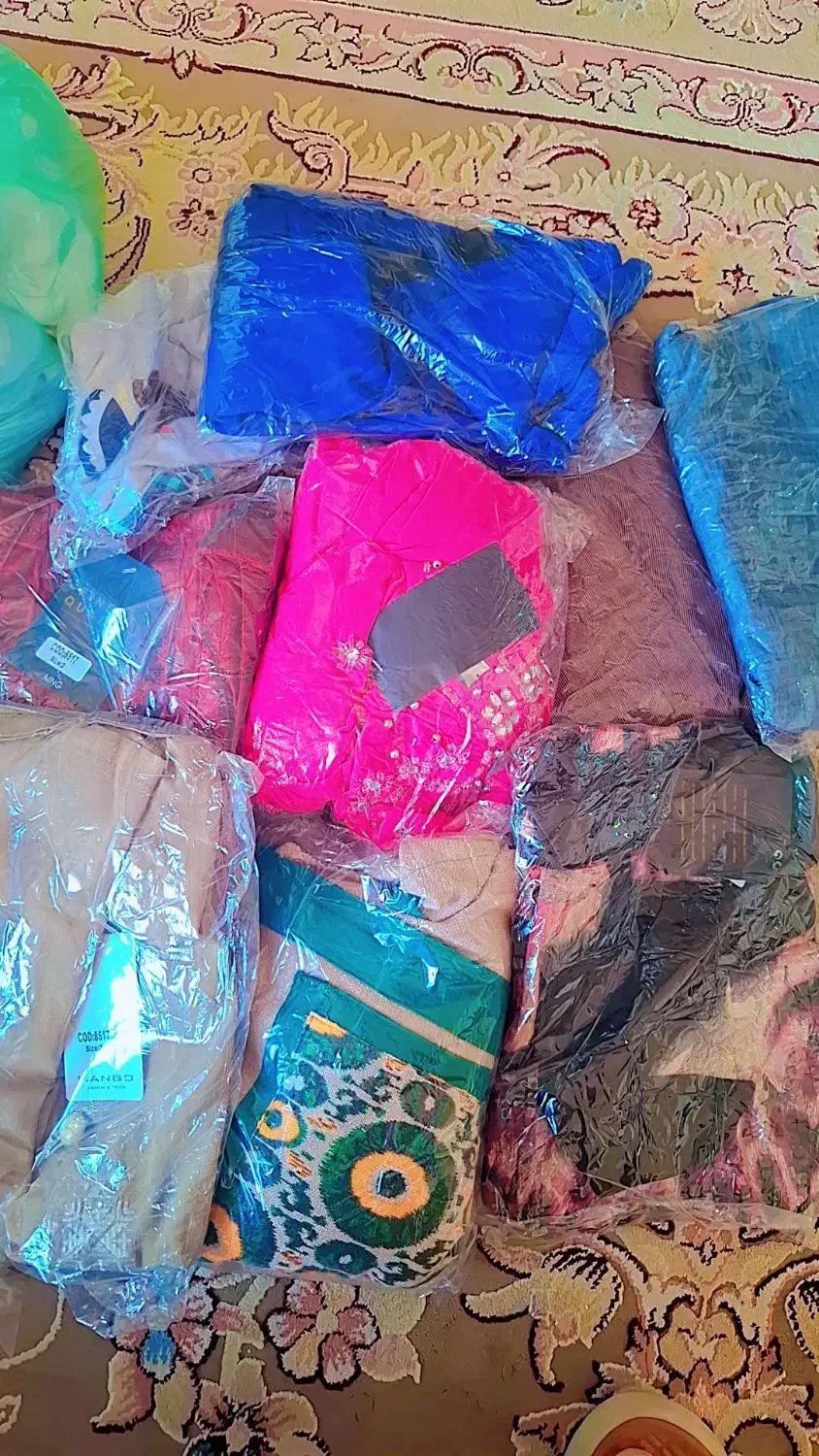 تعدادی لباس نو|لباس|مشکین‌دشت, |دیوار