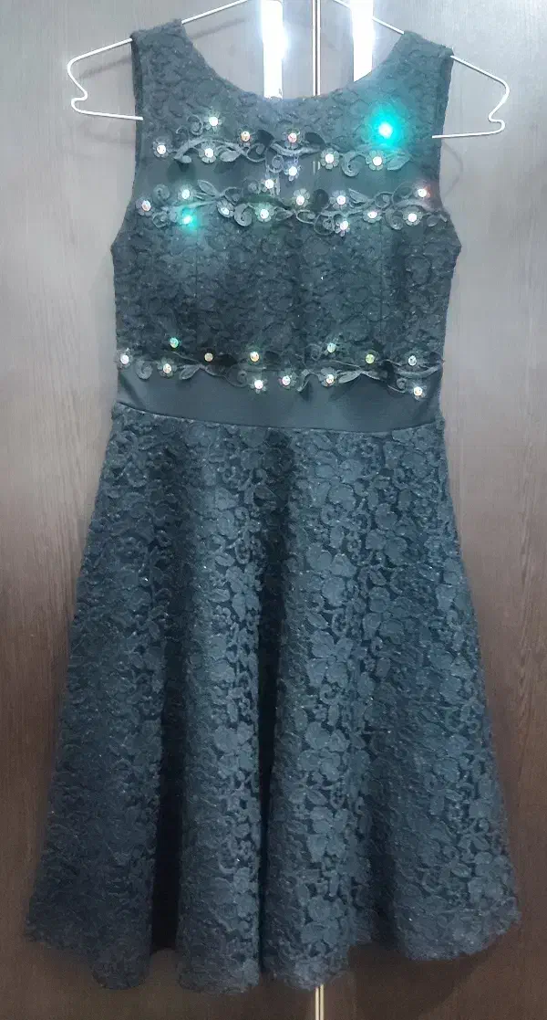 لباس مجلسی|لباس|صحنه, |دیوار