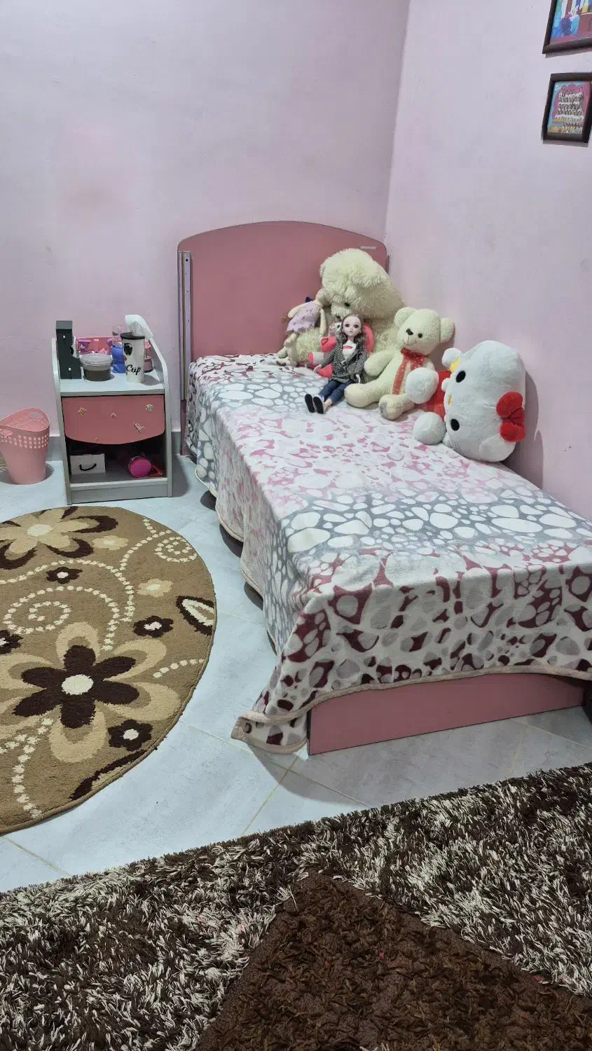 تخت نوجوان و پاتختی و میز تحریر و صندلی|اسباب و اثاث بچه|میناب, |دیوار