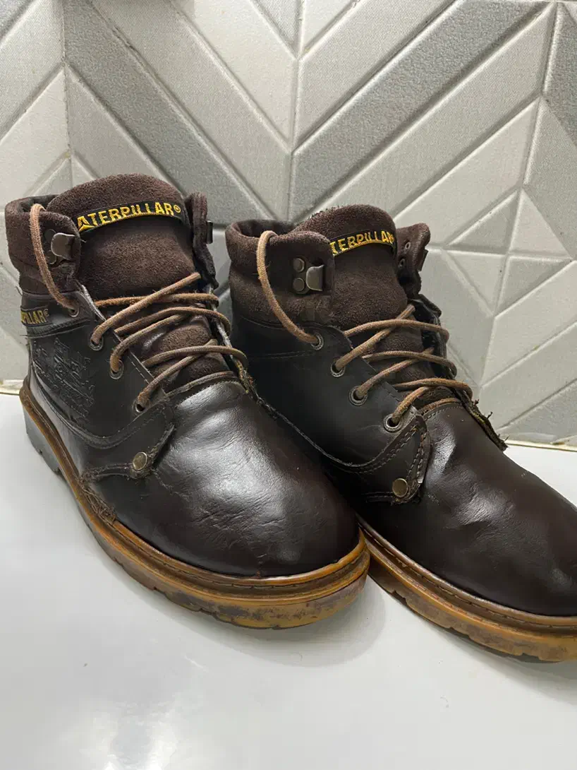 بوت کترپیلار و کفش مجلسی اصلی درجه یک|کیف، کفش، کمربند|اهواز, فرهنگ شهر|دیوار