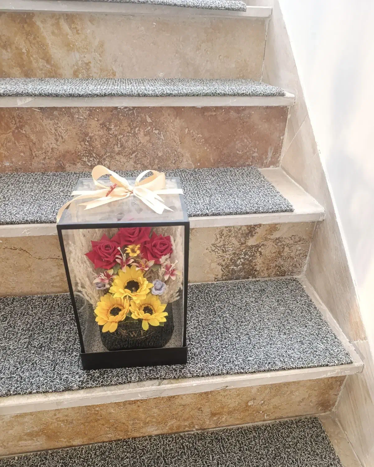 گل زیبا باگلدان شیشه ای|گل مصنوعی|زابل, |دیوار