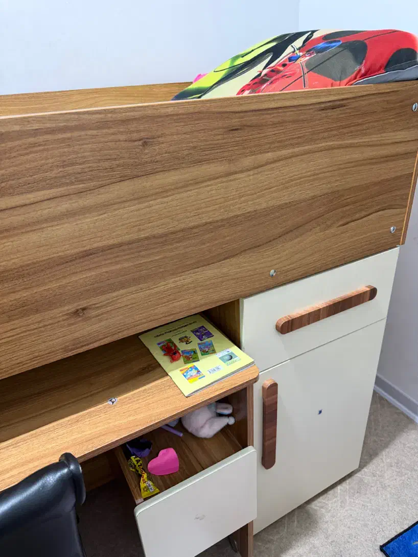 تخت نوجوان و میزتحریر|تخت و سرویس خواب|قزوین, |دیوار