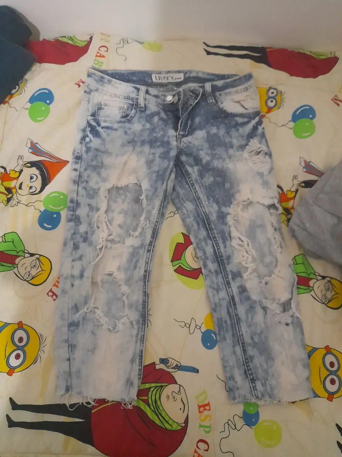 تعدادی لباس|لباس|پرند, فاز ۶|دیوار