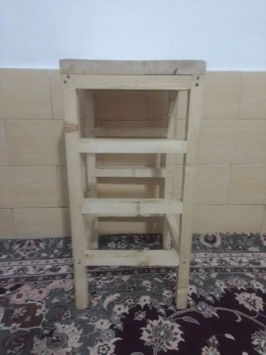 باسلام یک عدد صندلی چوبی قوی|صندلی و نیمکت|اسلامشهر, شهرک مهدیه|دیوار