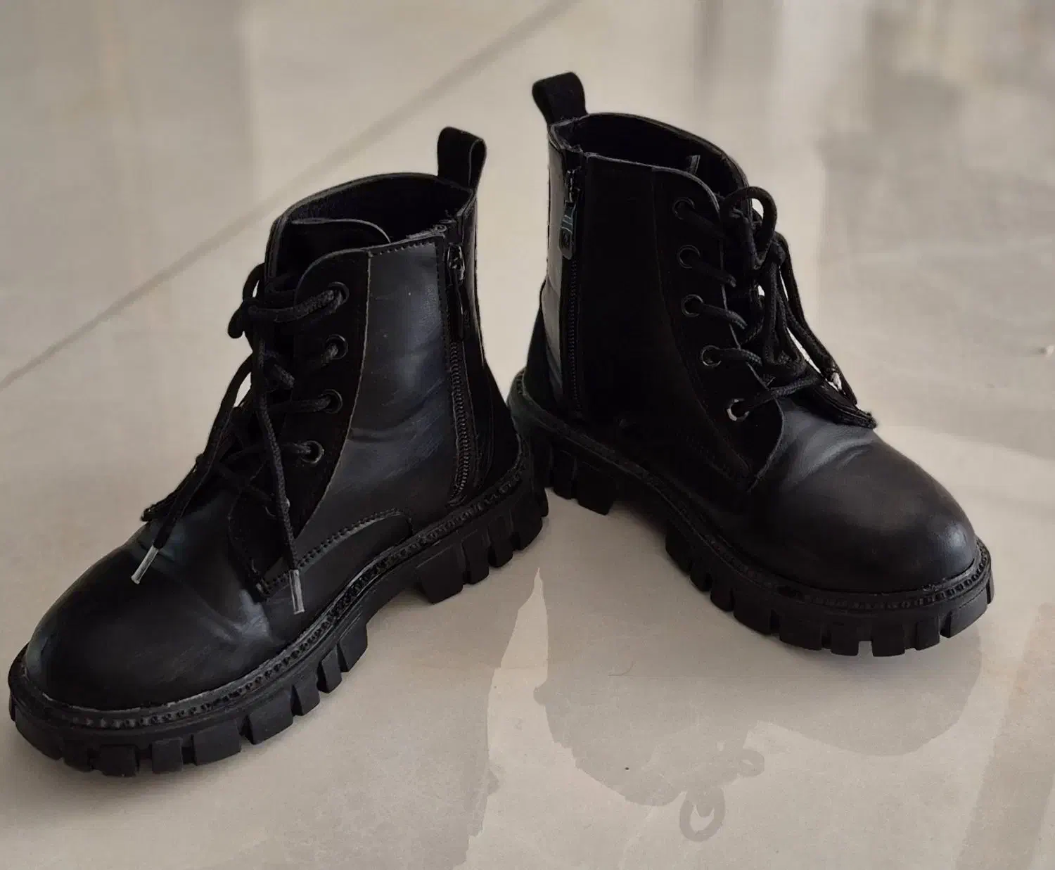 بوت دخترانه|کیف، کفش، کمربند|اصفهان, باغ زیار|دیوار