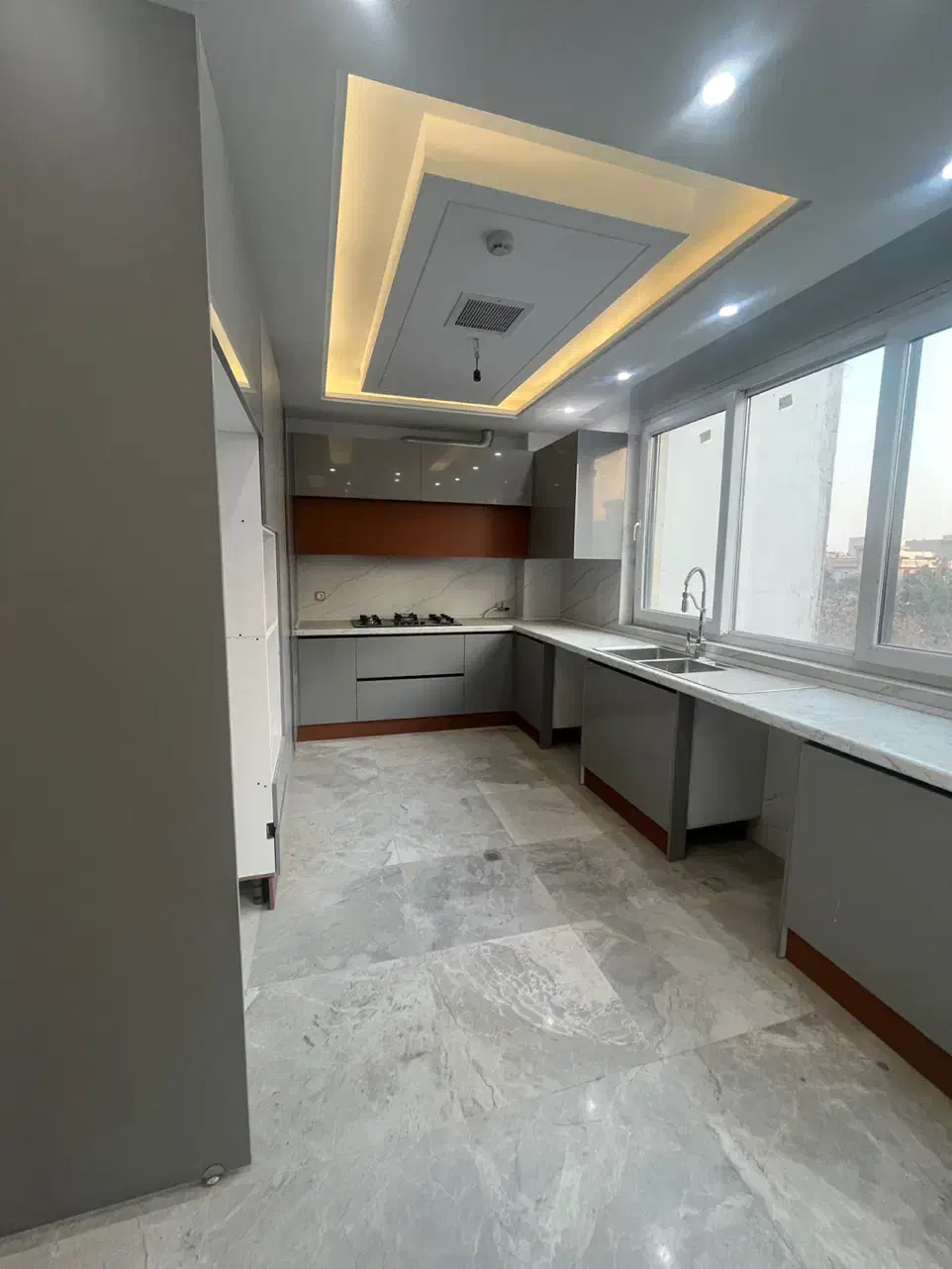 ۱۴۰ متر/۳خواب/تک واحدی/۲ پارکینگ/میدان۷