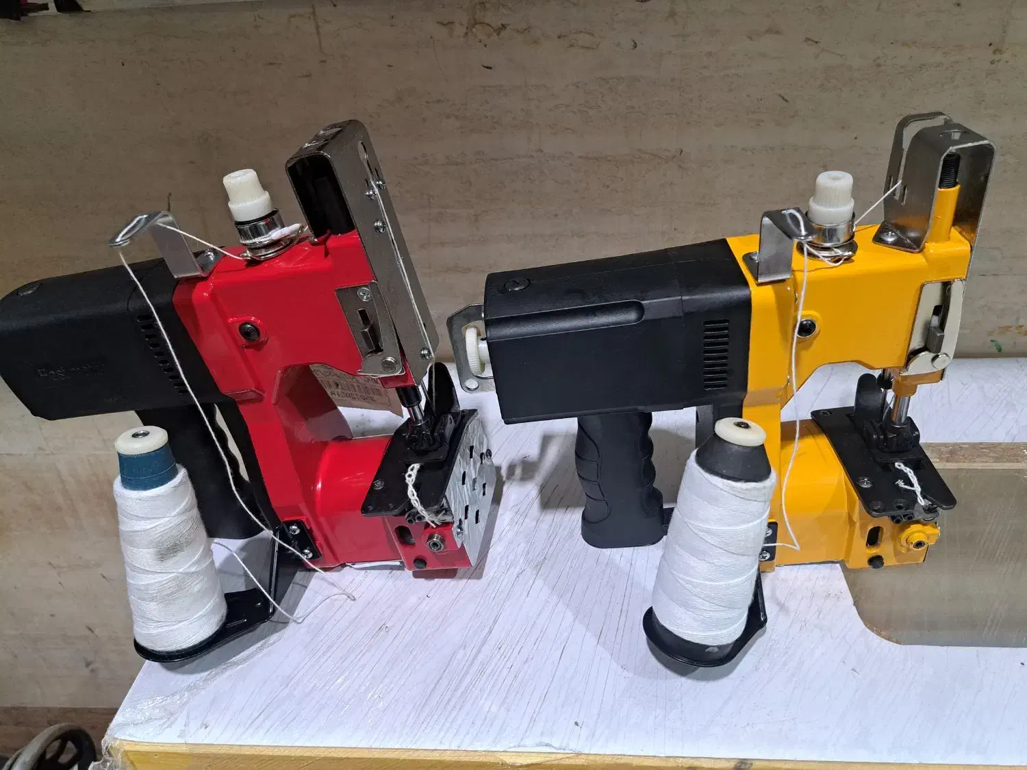 چرخ سرکیسه دوز مینی آکبند|چرخ خیاطی و ریسندگی|کاشمر, |دیوار