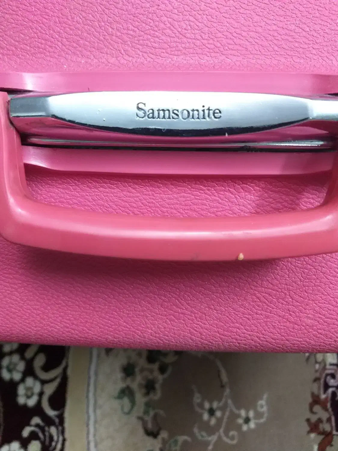 یک چمدان امریکای|کیف، کفش، کمربند|باغ بهادران, |دیوار