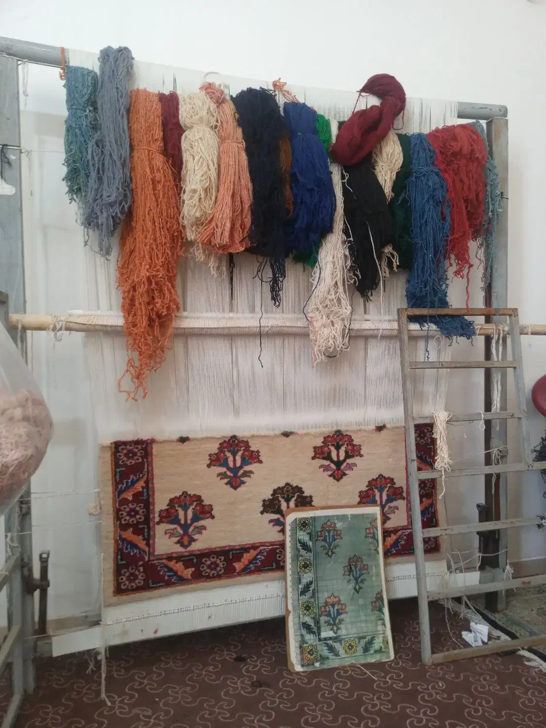 دار قالی نیمه کاره همراه با نخ ونقشه|فرش|آبدانان, |دیوار