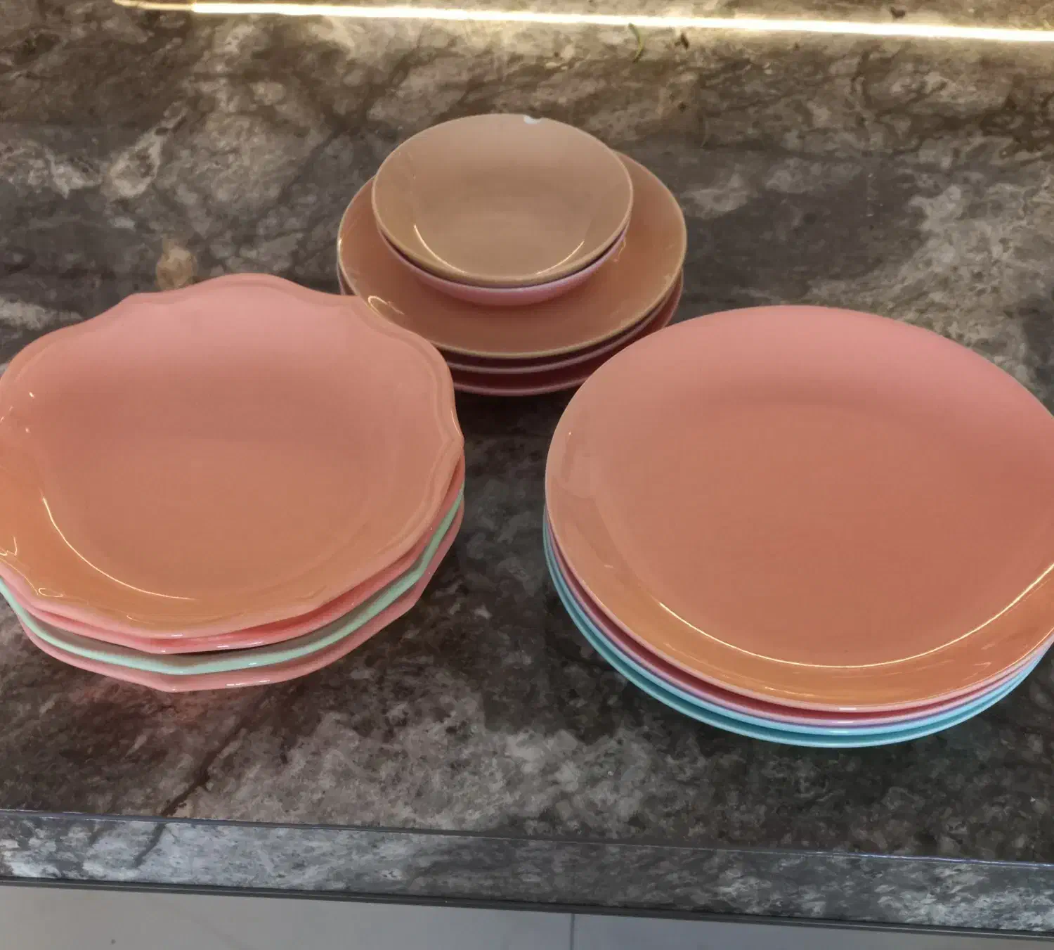 بشقاب و سرویس غذا خوری در حد نو|ظروف سرو و پذیرایی|کیش, |دیوار