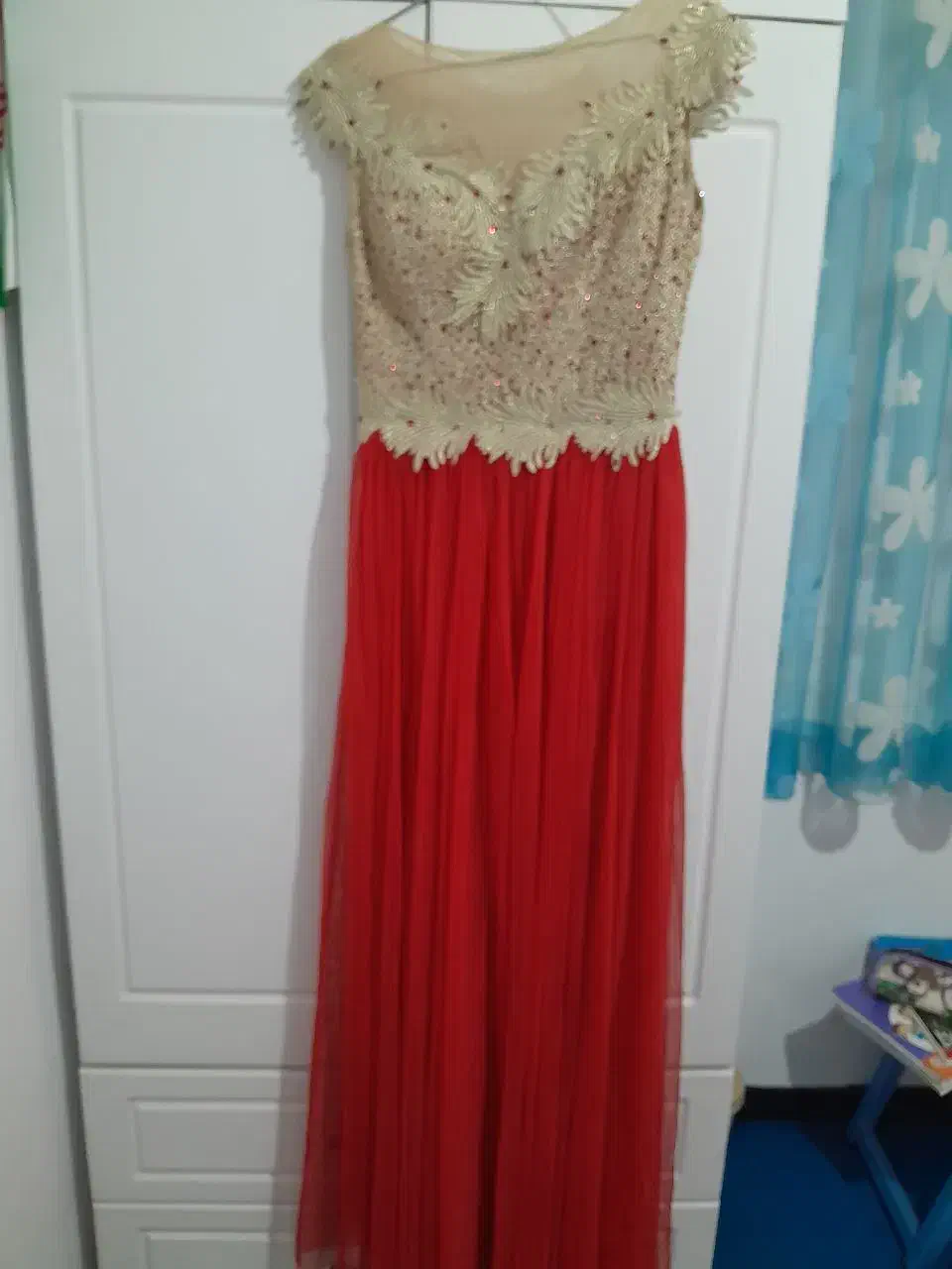 پیراهن مجلسی|لباس|ساری, |دیوار