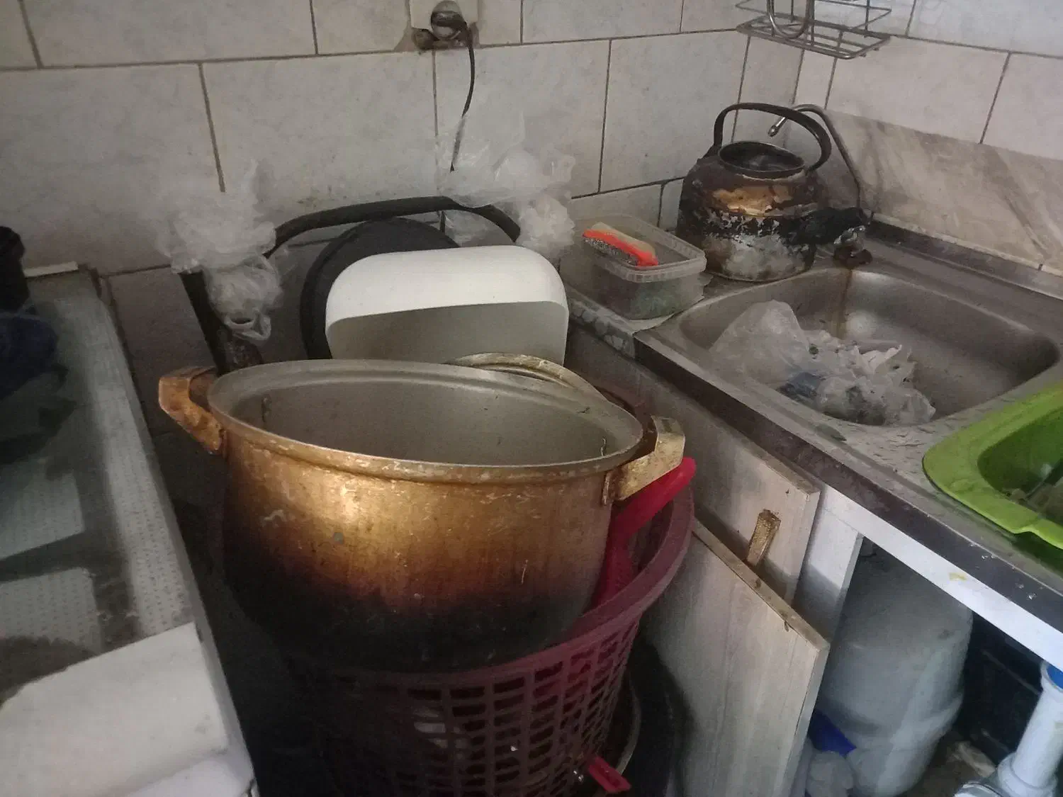 قابلمه ر‌ویی|ظروف پخت‌وپز|کارون, |دیوار