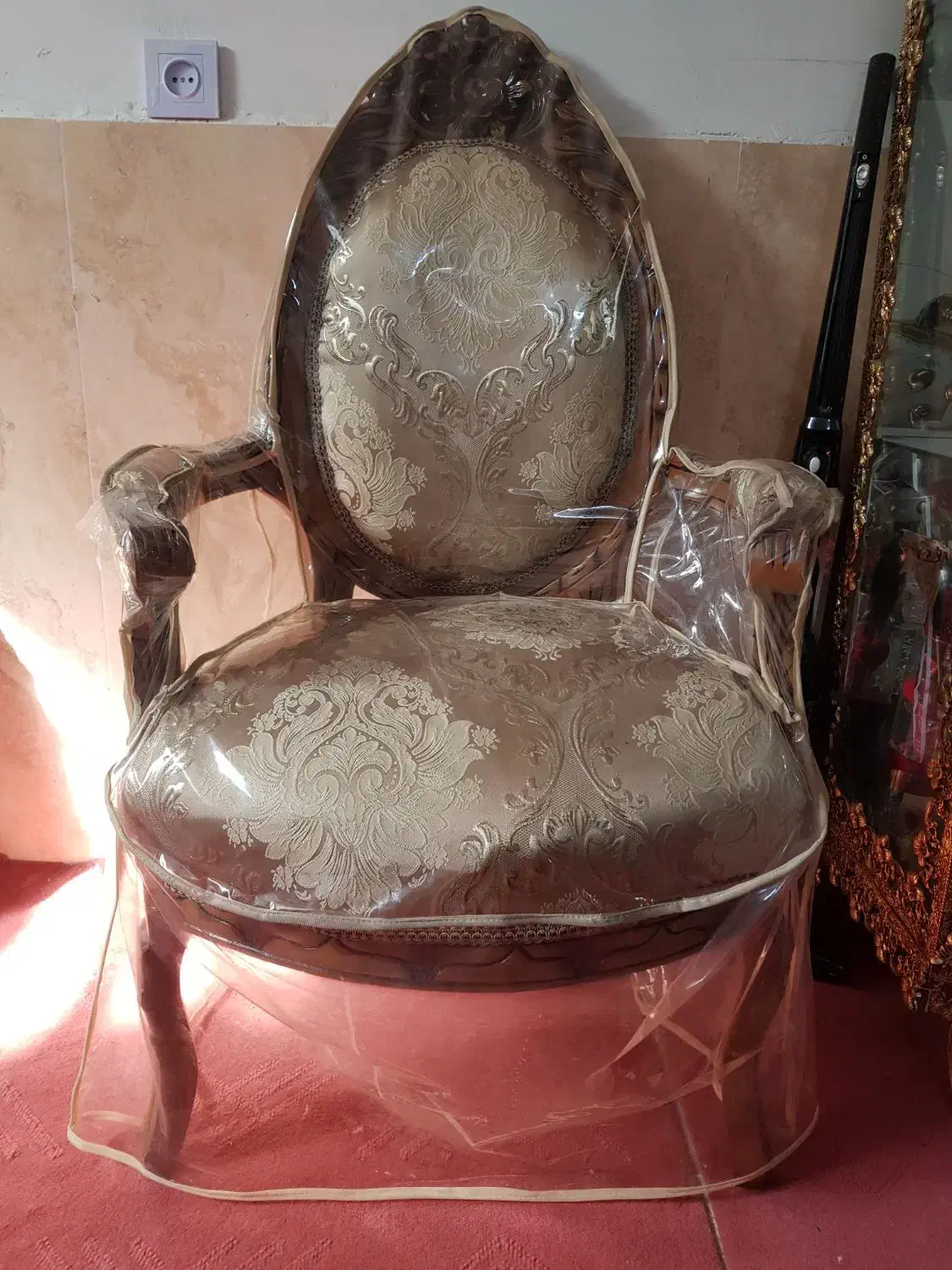 مبل ۷ نفره فرحی درحد نو با کاور چوب عالی محکم|مبلمان خانگی و میز عسلی|مشهد, زیرکن|دیوار