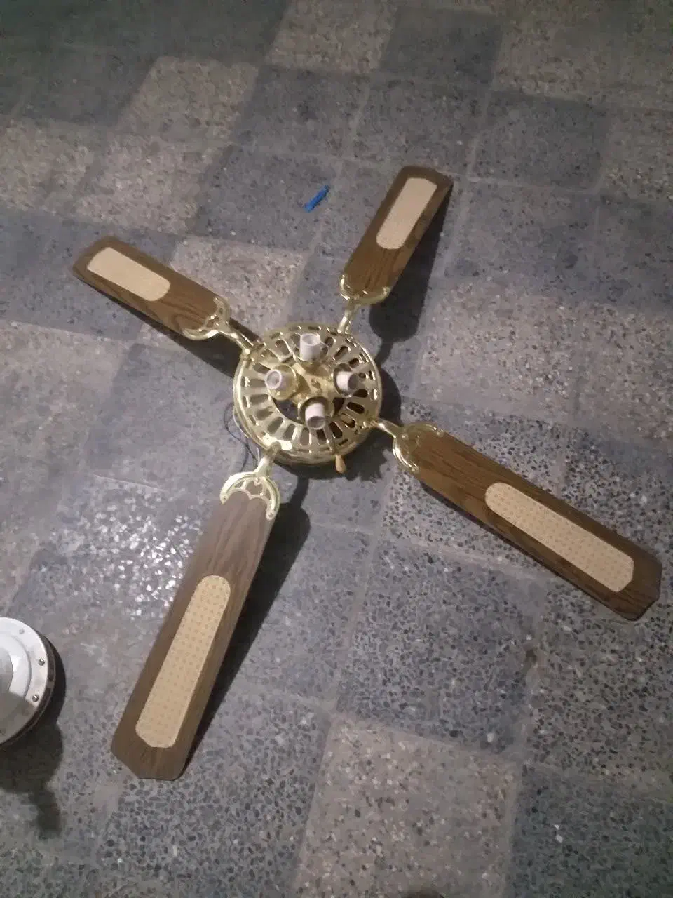 دو عدد پنکه سقفی درحدنو|پنکه و تصفیهکنندهٔ هوا|فولادشهر, C3|دیوار