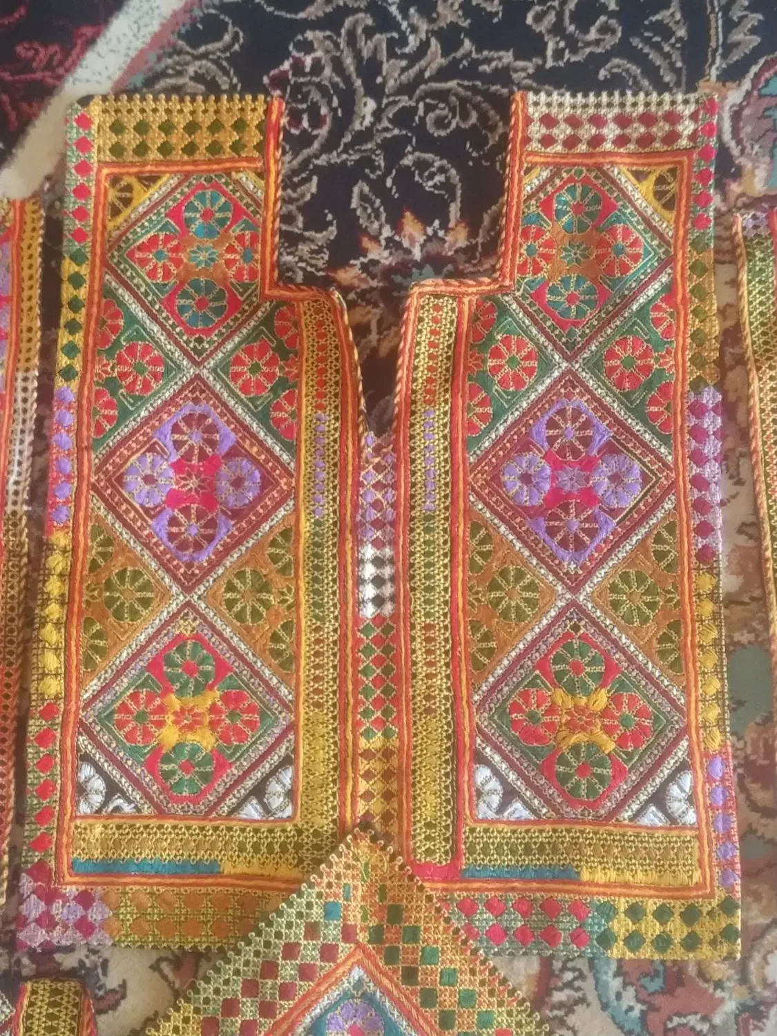 زی آستین چرخ و دست|لباس|گنبد کاووس, |دیوار