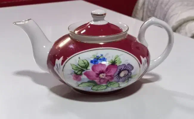 قوردی گردنر و فنجون روسی|کلکسیون اشیاء عتیقه|همدان, |دیوار