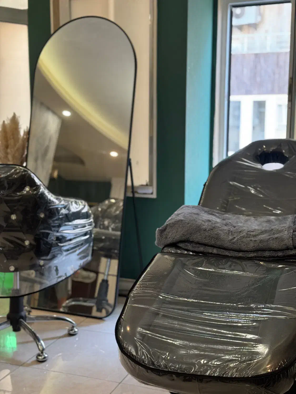 اجاره تخت و صندلی در ناصر خسرو ۲۵۰۰|خدمات آرایشگری و زیبایی|بندر انزلی, تهران|دیوار