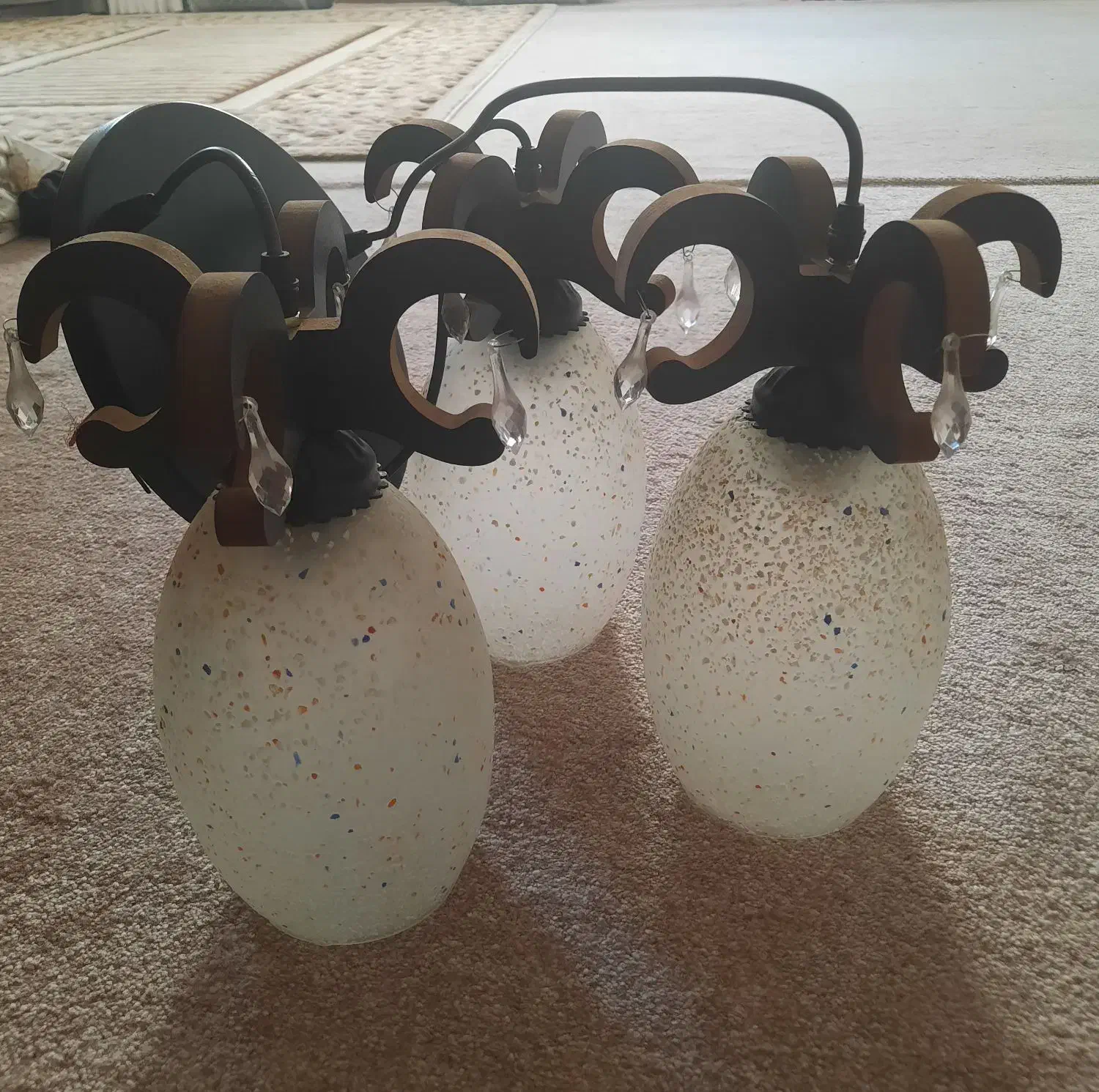 لوستر سه تایی|لوستر و چراغ آویز|قدس, شهر‌قدس|دیوار