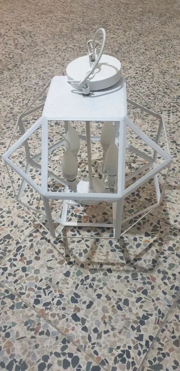 لوستر فلزی با ۴ عدد روشنایی در حد نو سالم|لوستر و چراغ آویز|رشت, معلم|دیوار