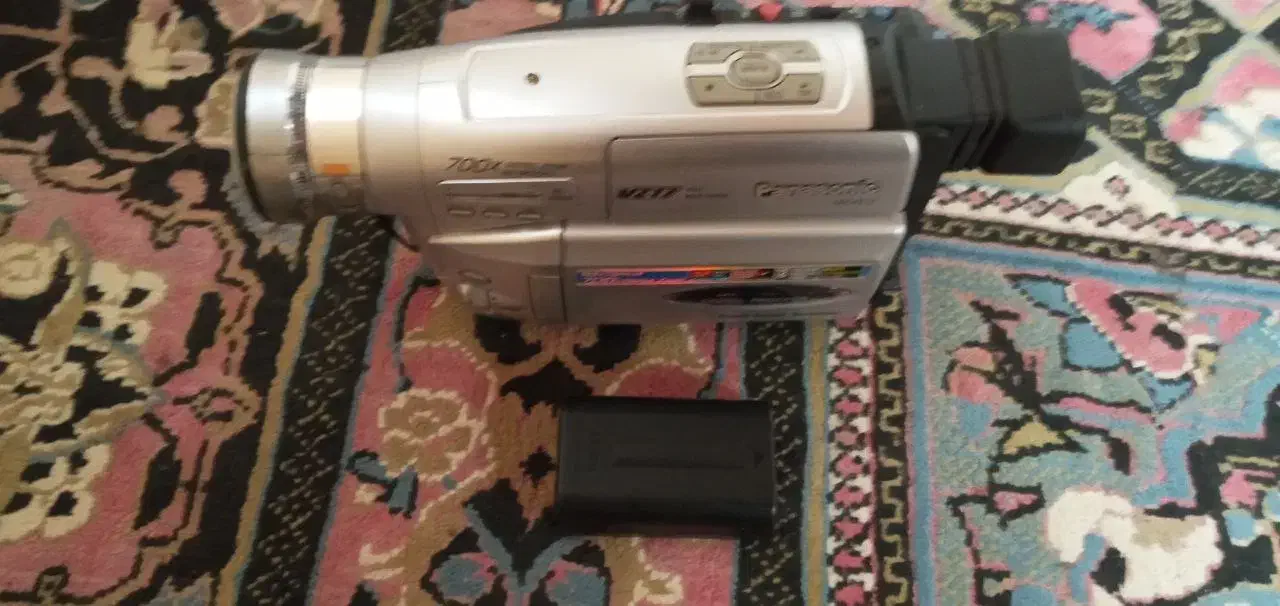 دوربین فیلم برداری بشرط سالم سالم کاملا استفاده شد|دوربین عکاسی و فیلم‌برداری|افشار, |دیوار