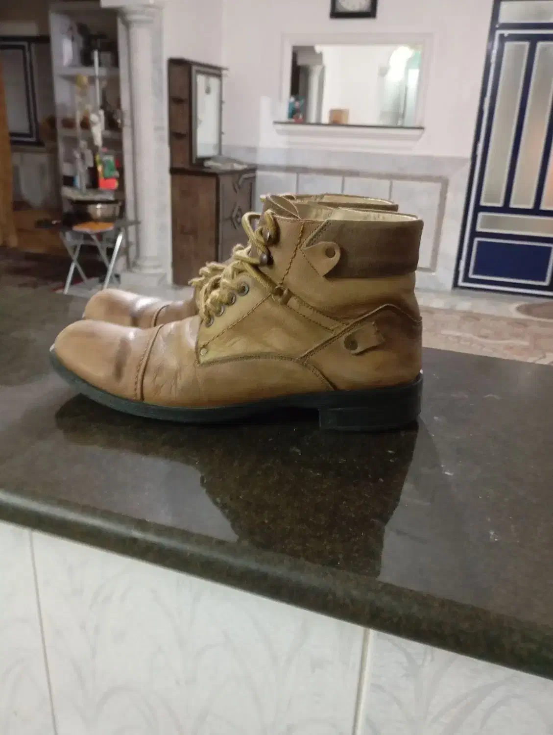 کفش چرم|کیف، کفش، کمربند|کلاله, |دیوار