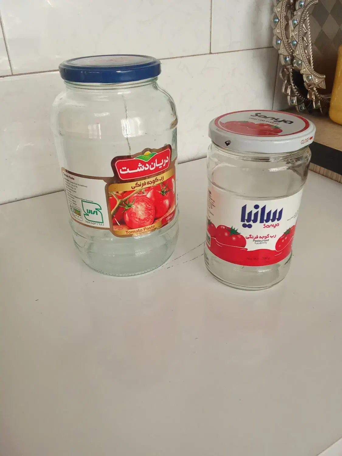 تعدادی شیشه|ظروف نگهدارنده، پلاستیکی، یک‌بارمصرف|تبریز, |دیوار