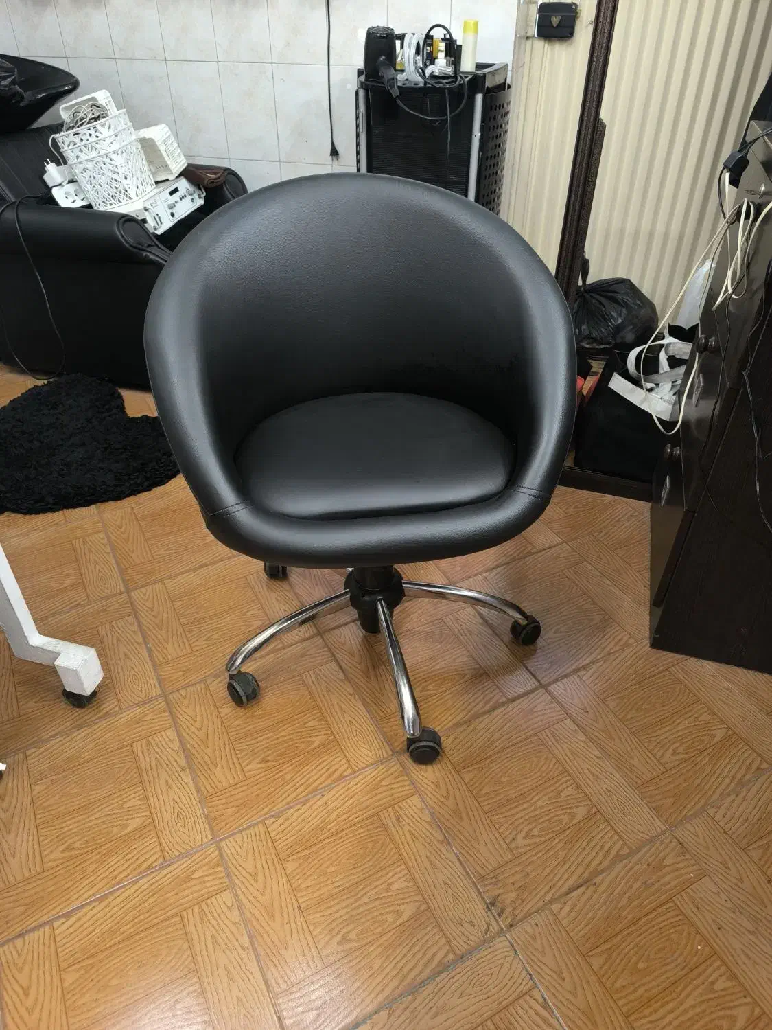 صندلی چرخ دار چرمی|مبلمان اداری|رشت, سعدی (تختی)|دیوار