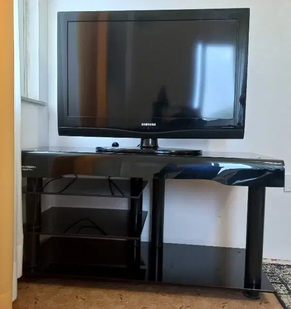 تلوزیون سامسونگ به همراه میز|تلویزیون و پروژکتور|تنکابن, |دیوار