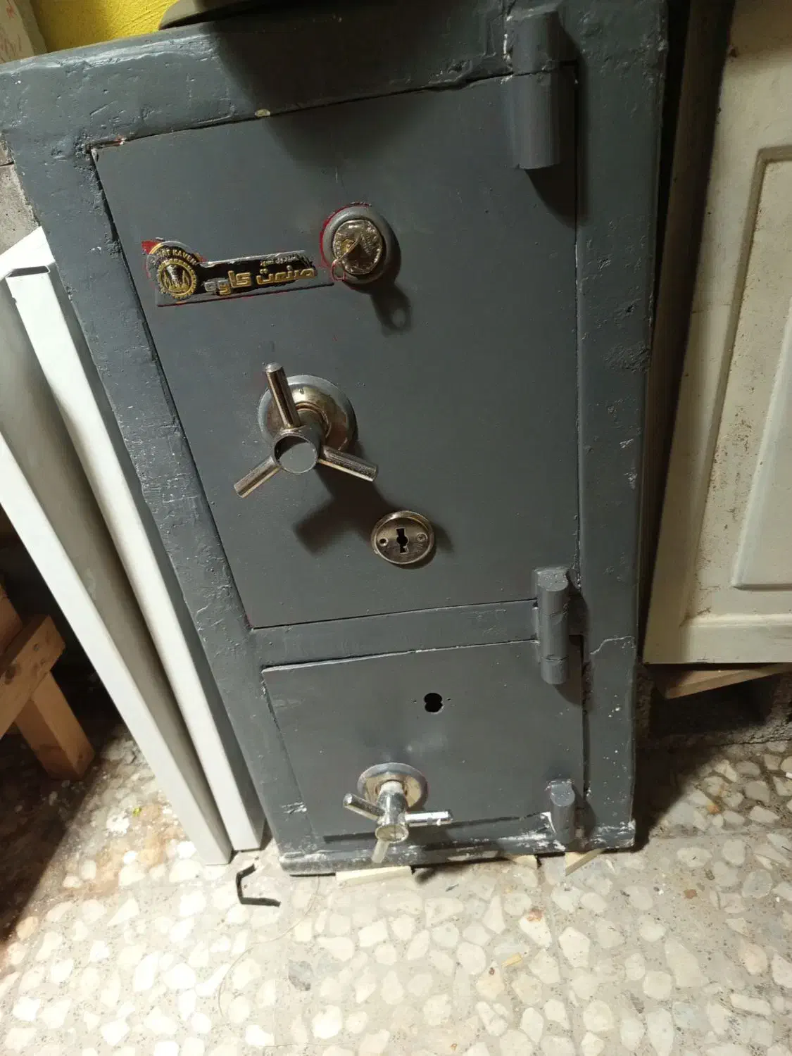 گاو صندوق گاو دست|دفتر کار|رشت, باهنر|دیوار