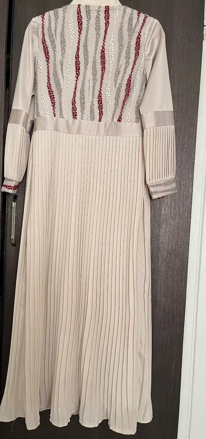 تعدادی لباس|لباس|اصفهان, پروین|دیوار