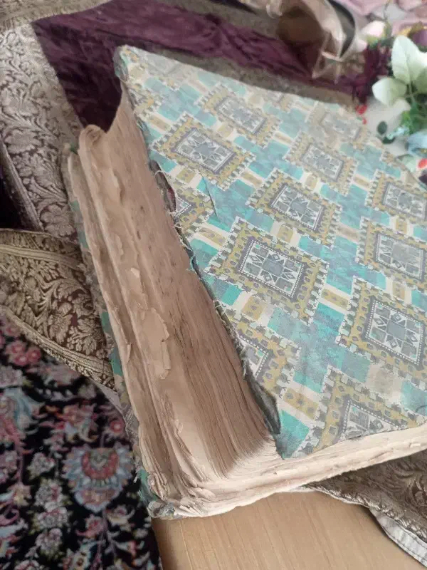 انجیل قدیمی با خط ارمنی|کلکسیون اشیاء عتیقه|پردیس, فاز ۳|دیوار