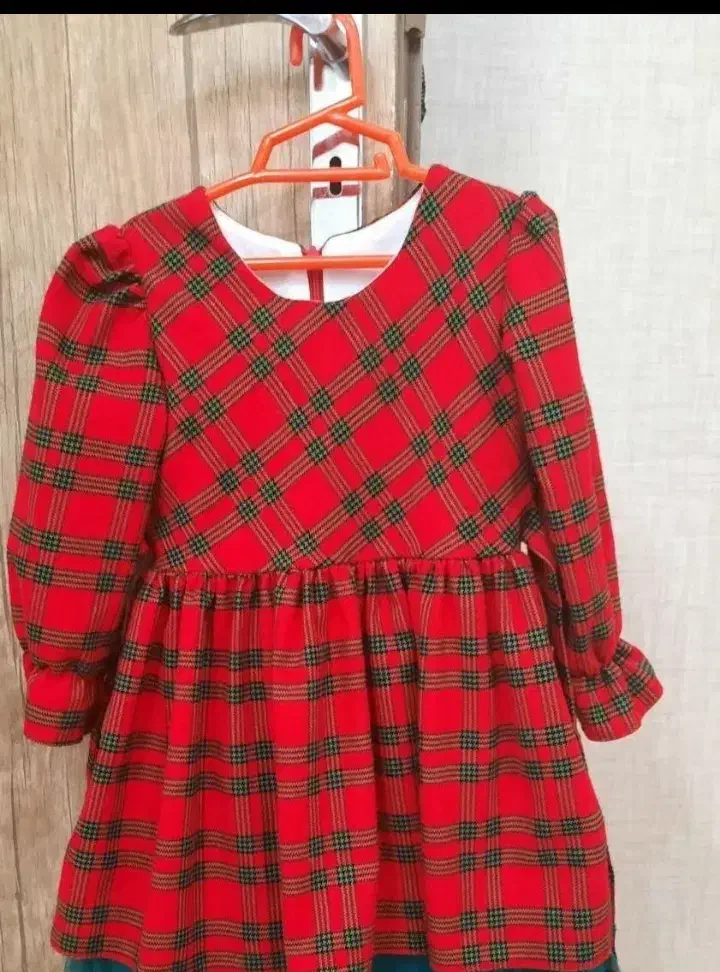 پیراهن یلدایی|کفش و لباس بچه|میانه, |دیوار