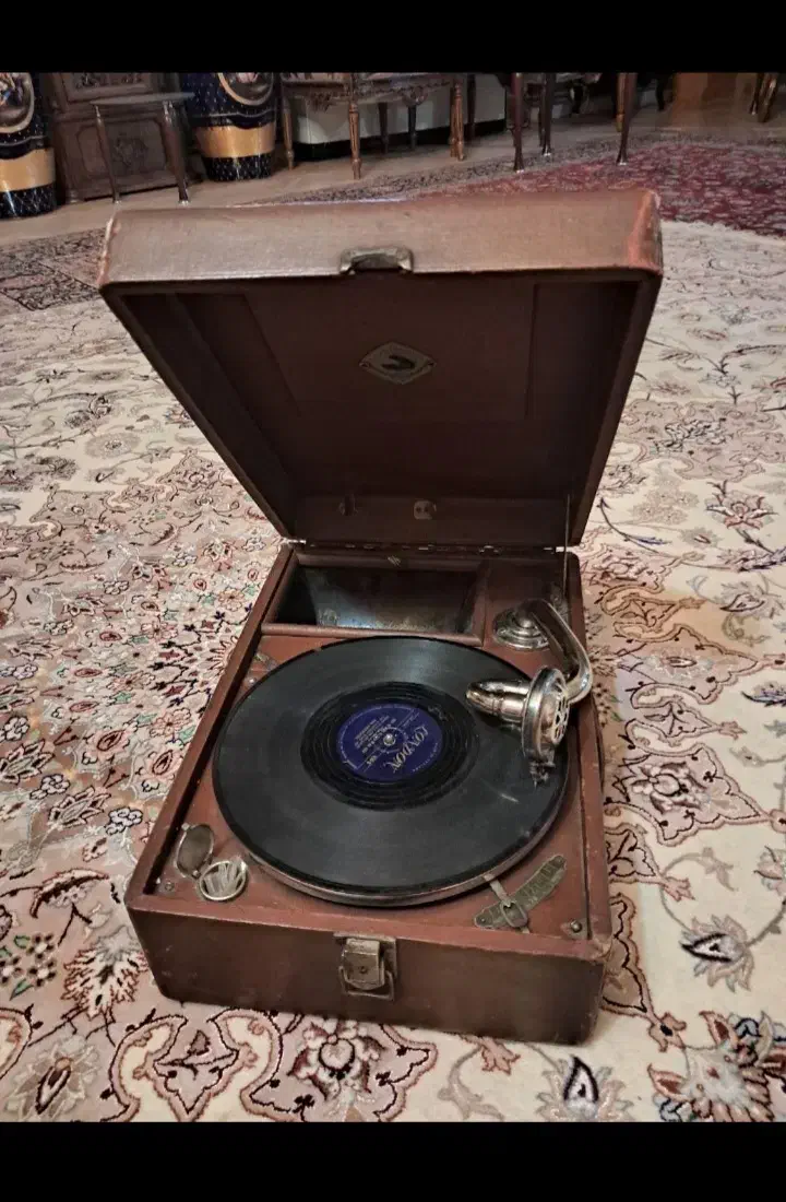 گرامافون قدیمی کیفی|کلکسیون اشیاء عتیقه|تربت‌حیدریه, فرمانداری|دیوار