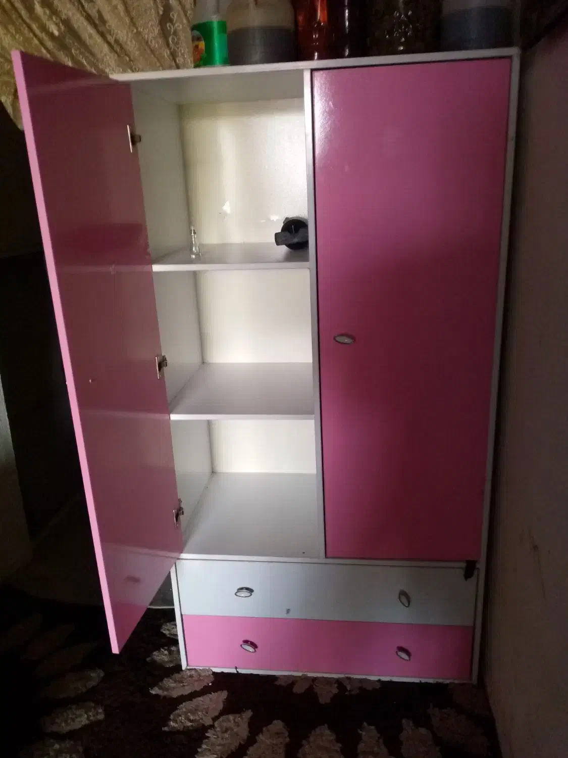 یک عدد کمد بچه تمیز و یک عدد فرش فانتزی|اسباب و اثاث بچه|لاهیجان, لیالستان|دیوار